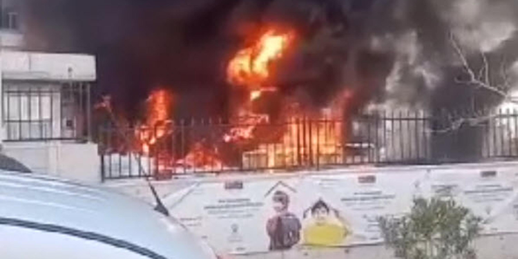 İzmir'de inşaat halindeki okul bahçesinde yangın