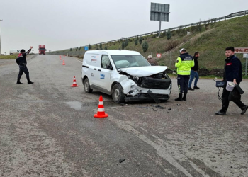 İzmir'de yolcu minibüsü ile hafif ticari araç çarpıştı: 9 yaralı
