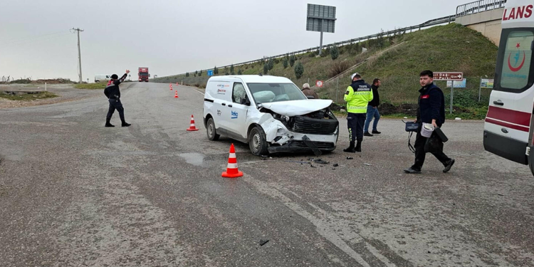 İzmir'de yolcu minibüsü ile hafif ticari araç çarpıştı: 9 yaralı