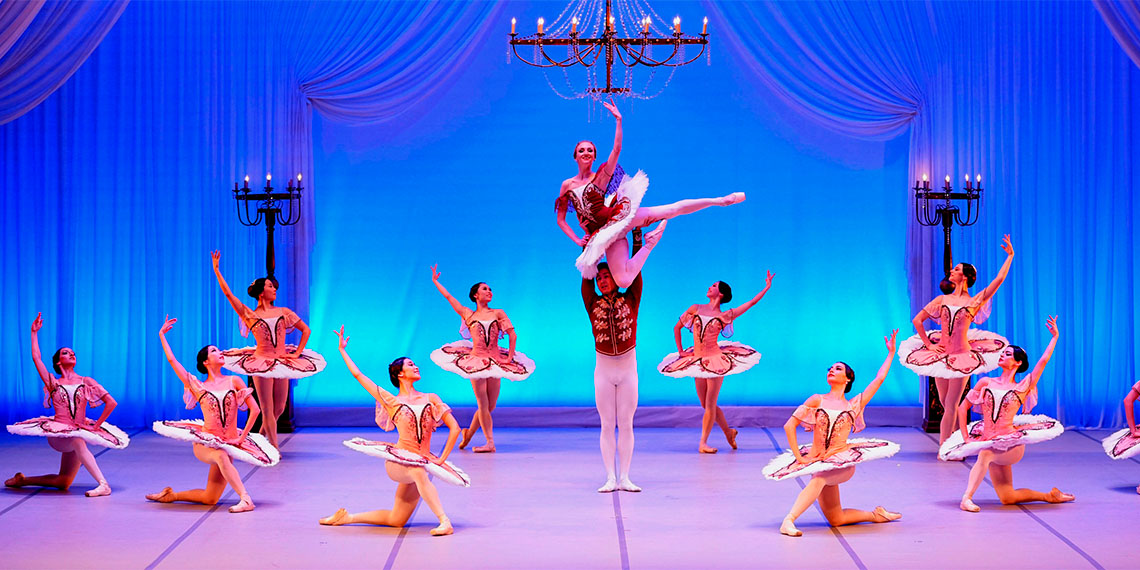 Antalya Devlet Opera ve Balesi'nde sahne alan Japon dansçılar Rina Murata, Haruna Takeda ve Teimu Onishi, Türk seyircisinin sıcak ve nazik tavrından etkilendiklerini belirterek, Antalya'da dans etmenin kendileri için özel bir deneyim olduğunu söyledi.