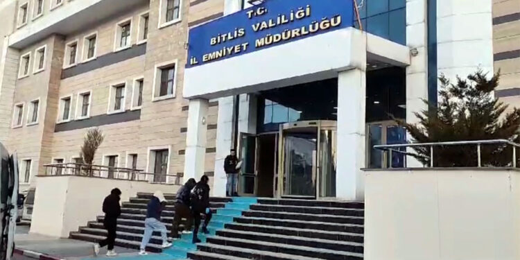 Kadınları fuhşa zorlayıp uyuşturucu kuryeliği yaptıran çeteye operasyon