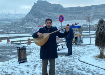 Yağan karın sevincini sazı ve sözüyle dile getirdi