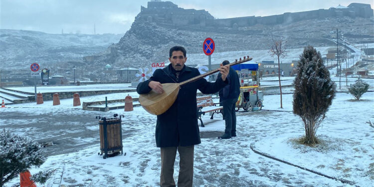 Yağan karın sevincini sazı ve sözüyle dile getirdi