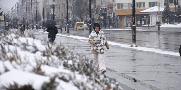 Sivas'ta 33 yerleşim yeri ulaşıma kapandı