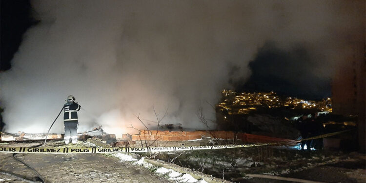 Karabük'te 2 katlı ev yandı