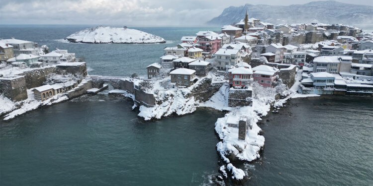 Amasra beyaz örtüyle kaplandı