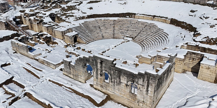 Karla kaplanan antik tiyatro dronla görüntülendi