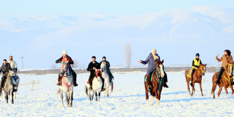 Ovaya atlarıyla gidip doğaya yiyecek bıraktılar