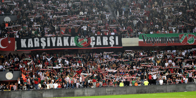 Karşıyaka'da taraftarlar kenetlenmek için seferber oldu