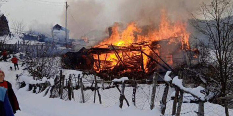 Dereköy köyünde çıkan yangında 2 ev 4 ahır yandı