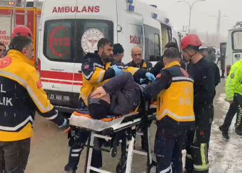 Kayganlaşan yolda istinat duvarına çarpan minibüsteki 6 kişi yaralandı