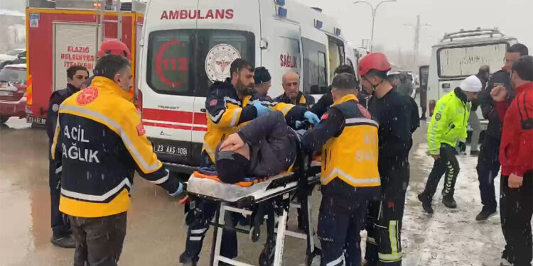 Kayganlaşan yolda istinat duvarına çarpan minibüsteki 6 kişi yaralandı