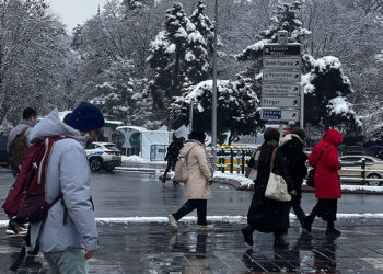 Kayseri'de kar yağışı; Kar küreme ve tuzlama çalışması yapılıyor