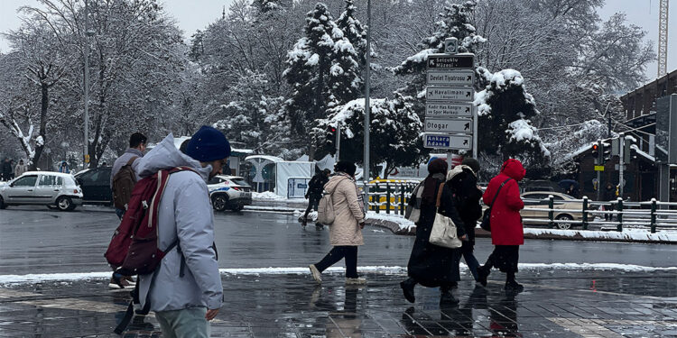 Kayseri'de kar yağışı; Kar küreme ve tuzlama çalışması yapılıyor