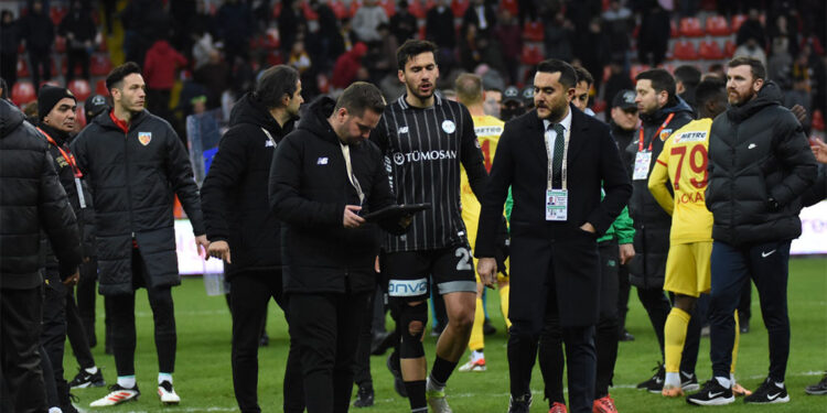 Konyasporlu yöneticiler isyanda