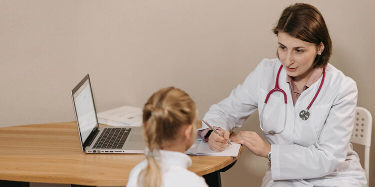 Çocuklar 15 günlük muayene kısıtlamasından muaf olmalı