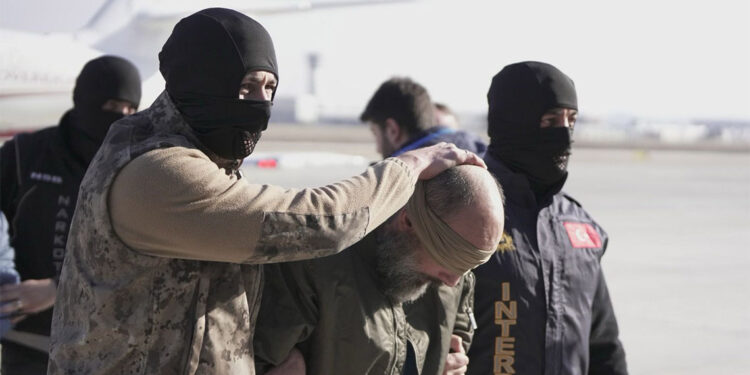 Kırmızı bültenle aranan suç örgütü yöneticisi Türkiye'ye getirildi