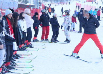 Kış Sporları Kampı'nda buz pateni ve körling sporunu öğrenecekler