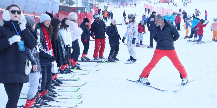 Kış Sporları Kampı'nda buz pateni ve körling sporunu öğrenecekler
