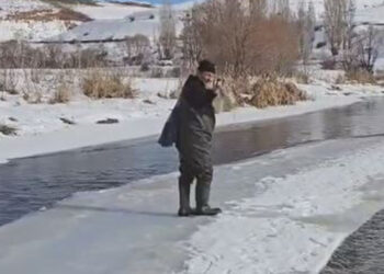 Kısmen donan nehirde buz kütlesini 'sal' gibi kullandı