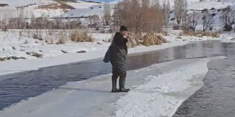 Kısmen donan nehirde buz kütlesini 'sal' gibi kullandı