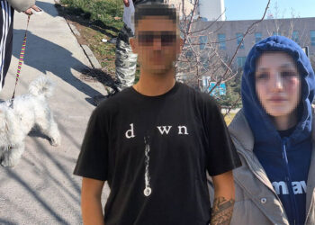 Kız arkadaşını dövüp köpeğini tekmeleyen şüpheli adliyede