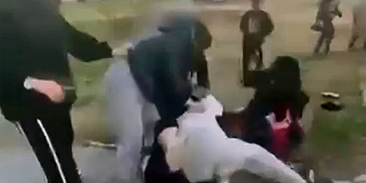 Kız öğrenciler tekme ve yumrukla kavga etti