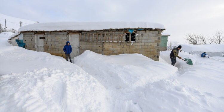 Kalecik köyünde evler kara gömüldü