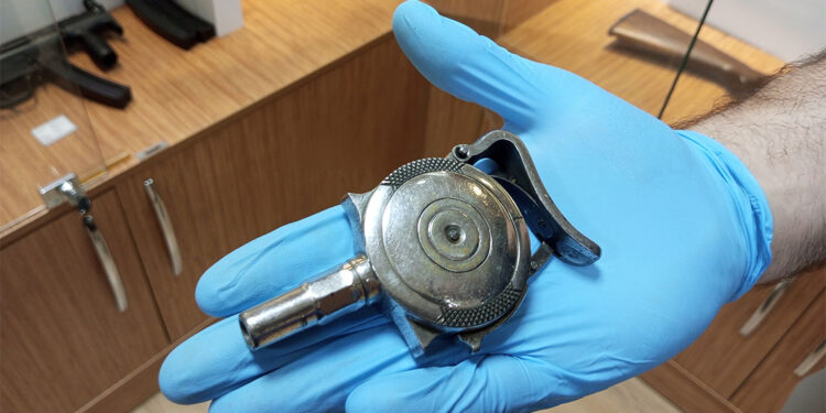 Kriminal laboratuvarda tarihi silah sergisi açıldı