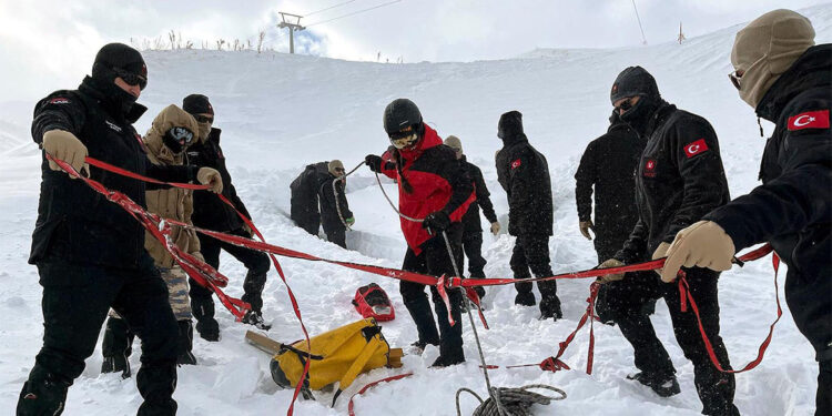 Kurtarma ekibi Palandöken'de kış eğitimi aldı