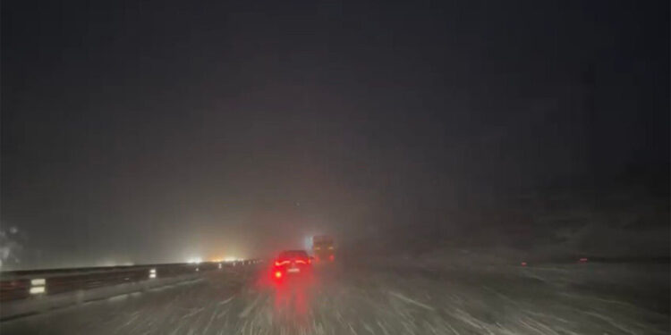 Kuzey Marmara Otoyolu'nda kar küreme çalışması yapıldı