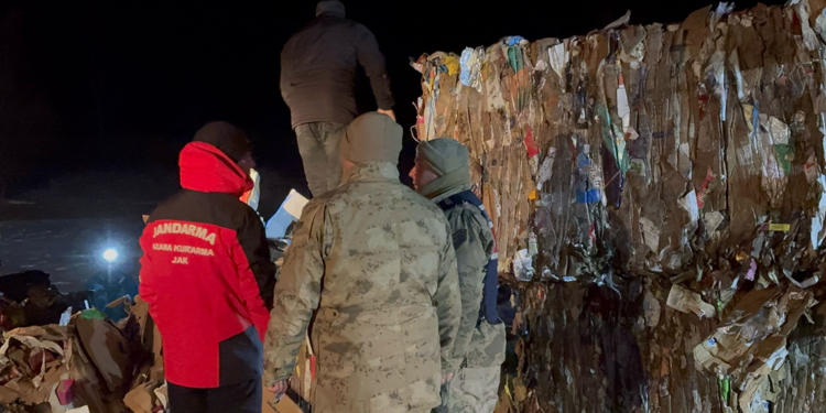Kaçak göçmenleri taşıyan TIR devrildi: 1 ölü, 4 yaralı