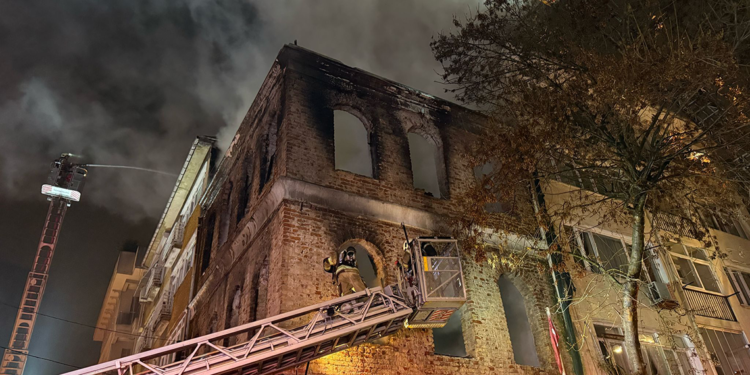 Kadıköy'de, restorasyon çalışması yapılan tarihi karakolda yangın: 1 ölü 