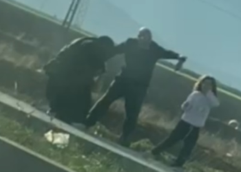 Kadını saçlarından sürükleyip, kız çocuğunu da darbettiler