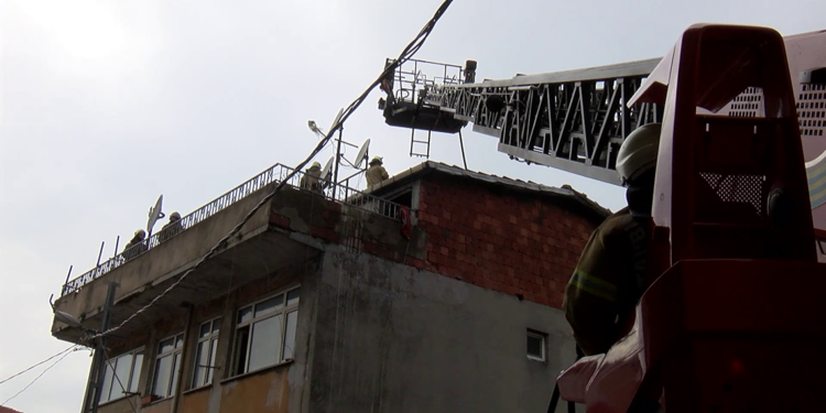 Kağıthane'de 3 katlı binanın çatısında yangın