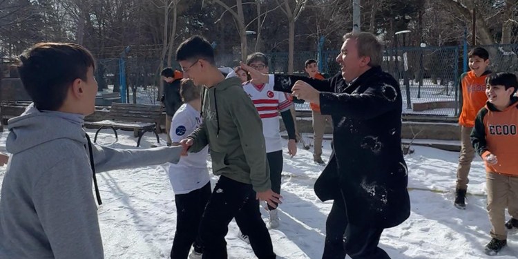 Kar tatili vermeyen Vali Aydoğdu'yu kar topuna tuttular