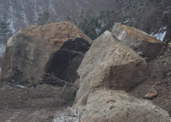 Karabük'te köy yolunda heyelan