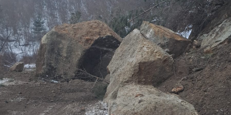 Karabük'te köy yolunda heyelan