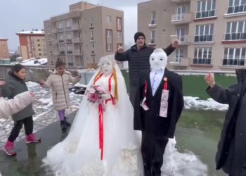 Kardan gelin ve damatla düğün yapıp eğlendiler