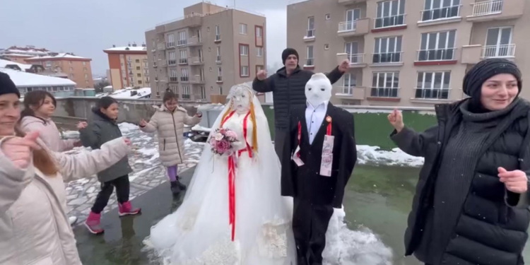 Kardan gelin ve damatla düğün yapıp eğlendiler