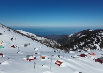 Karla kaplı Karadeniz'in zirvelerinde seyirlik manzara