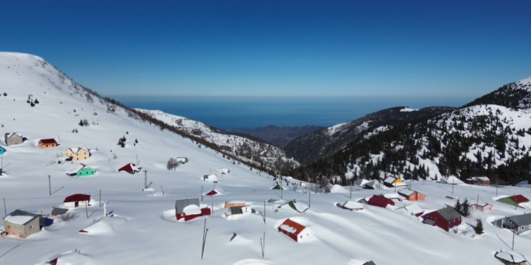 Karla kaplı Karadeniz'in zirvelerinde seyirlik manzara
