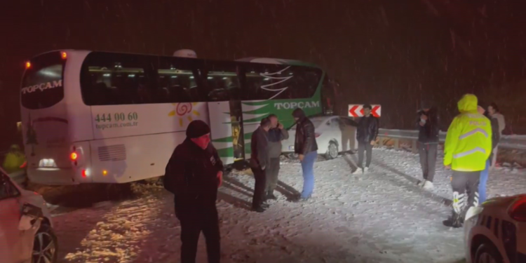 Karlı yolda 4 aracın karıştığı zincirleme kazada 2 yaralı