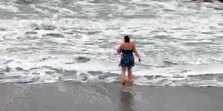 Kastamonu'da eksi 2 derecede denize girdi