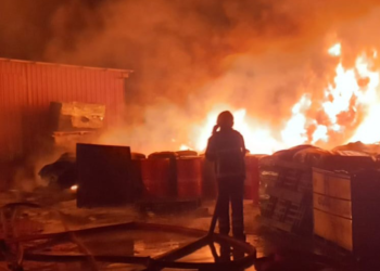 Kauçuk fabrikasında çıkan yangın, 4 saatte söndürüldü