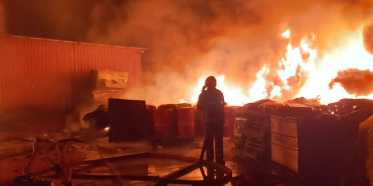 Kauçuk fabrikasında çıkan yangın, 4 saatte söndürüldü