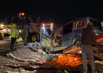 Kayseri'de iş makinesi ile hafif ticari araç çarpıştı: 2 ağır yaralı