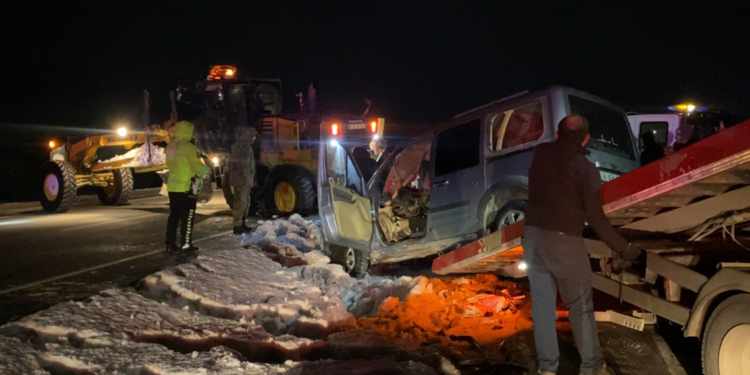 Kayseri'de iş makinesi ile hafif ticari araç çarpıştı: 2 ağır yaralı