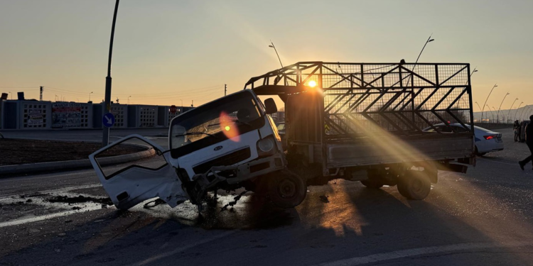 Kayseri'de kamyonet ile otomobil çarpıştı: 2'si polis, 4 yaralı