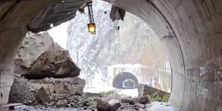 Kemalpaşa-Sarp kara yolunda heyelan